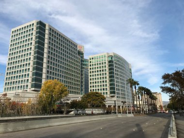 Şehir merkezindeki boş bir Park Avenue 'den Adobe Dünya Merkezi' nin görüntüsü - San Jose, California, ABD - 2020