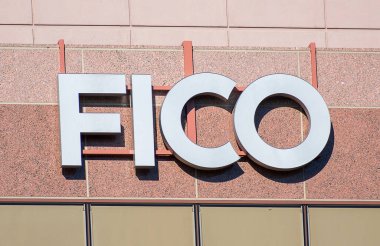 Silikon Vadisi 'ndeki Fair Isaac Şirketi' nin merkez cephesinde FICO tabelası. FICO, San Jose, Kaliforniya, ABD - 2019 kredi puanlama hizmetleri odaklı bir veri analizi şirketi.