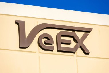 VeEX işareti, merkez binasının ön cephesinde logo. VeEX Inc.bir iletişim testi ve ölçüm şirketidir - Fremont, California, ABD - 2020