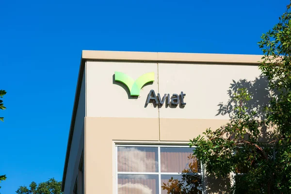 Aviat Networksの看板 Aviat Networksは マイクロ波ネットワークソリューションのグローバルプロバイダーです 米国カリフォルニア州ミルピタス 2020 — ストック写真
