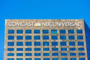 NBCUniversal işareti, rombik gökdelenin logosu. NBCUniversal Media, LLC, Comcast - Universal City, California, USA - 2020