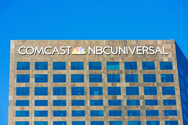 NBCUniversal işareti, rombik gökdelenin logosu. NBCUniversal Media, LLC, Comcast - Universal City, California, USA - 2020