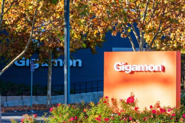 Gigamon şirket merkezinde imza veriyor. Gigamon, Santa Clara, CA, ABD 'de özel bir ağ görüş ve trafik izleme teknolojisi satıcısı.