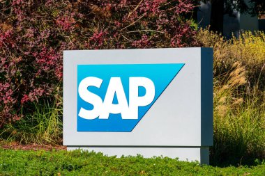 Tabelada SAP işareti var. SAP SE, Palo Alto, Kaliforniya, ABD - 2020 yıllarında iş ilişkileri ve müşteri ilişkileri için girişimci yazılım geliştiren bir Alman çokuluslu yazılım şirketidir.
