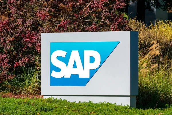 標識にSap標識 Sap Seは ビジネスオペレーションと顧客関係を管理するためのエンタープライズソフトウェアを開発するドイツの多国籍ソフトウェア会社です パロアルト カリフォルニア州 2020 — ストック写真