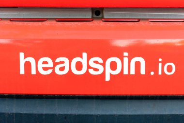 Kafa Spin.io işareti, logo. HeadSpin, Palo Alto, Kaliforniya, ABD - 2020 adlı bir test ve mobil deneyim platformu geliştiren bir şirkettir.