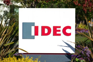 IDEC işareti, Silikon Vadisi 'ndeki karargahta logo. IDEC Corporation endüstriyel otomasyon elektronik üreticisi - Sunnyvale, California, ABD - 2020