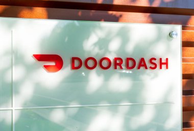 Silikon Vadisi yazılım geliştirme kampüsünün yakınındaki tabela. DoorDash, San Francisco, California, ABD - 2020