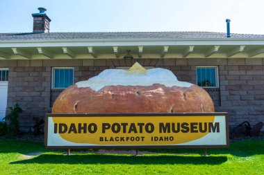Idaho Patates Müzesi tabelası ve dev fırınlanmış patates, patates tarihi ve endüstrisine adanmış bir müzede - Blackfoot, Idaho, ABD - 2020