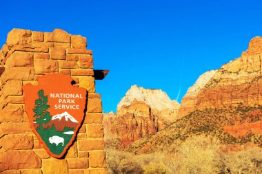 Ulusal Park Hizmetleri ok başı nişanı güzel güneşli bir kış gününde mavi gökyüzü - Zion Ulusal Parkı, Utah, ABD - 2020