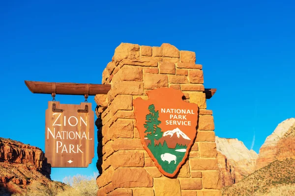 Zion Ulusal Parkı Giriş Tabelasında Ulusal Park Servisi Başı Işareti — Stok fotoğraf