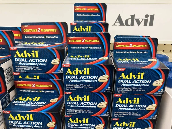 美国加利福尼亚州圣何塞市一家药店橱窗货架上的Ibuprofen和Acetaminophen包装对苯二酚和醋氨酚的双重作用组合成瘾 2020年 — 图库照片