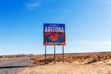 Arizona 'ya hoş geldiniz 89 nolu otoyoldaki Büyük Kanyon yol tabelası Page, Arizona, ABD 2020