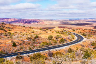 Kışın Arches Ulusal Parkı 'ndaki Cennet Bahçesi yakınlarında koşan Windows yolunu boşalt.