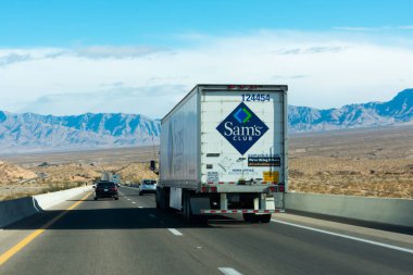 Otoyolda giden teslimat kamyonunun yanındaki Sam 's Club tabelası ve logosu - Las Vegas, Nevada, ABD - 2020