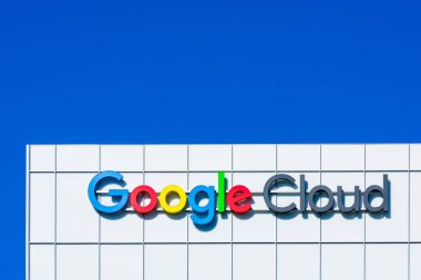 Google Bulut işareti, logo Silikon Vadisi 'ndeki Google kampüs binasında mavi gökyüzü altında - Sunnyvale, California, ABD - 2020