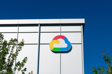 Google kampüs binasında bulut şeklinde Google Cloud logosu gösterilir. Logoda bulunan renkler mavi, kırmızı, sarı ve yeşildir. - Sunnyvale, Kaliforniya, ABD - 2020