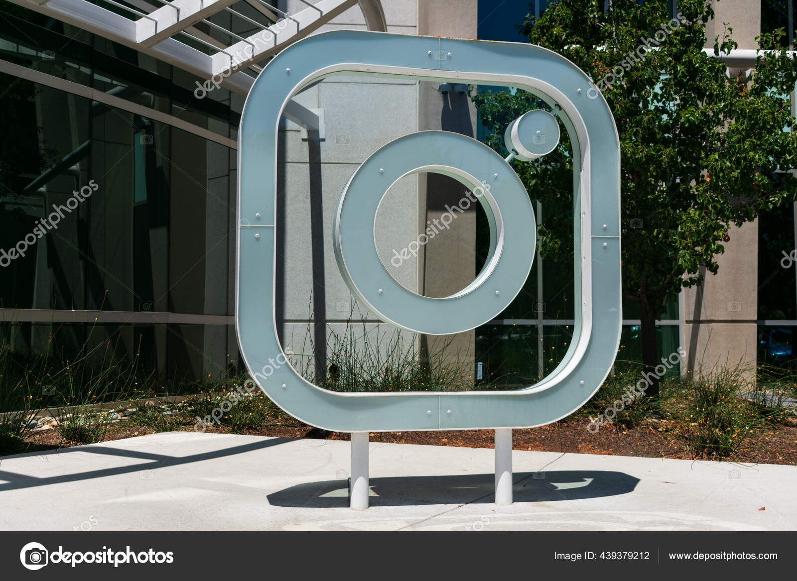 Biểu tượng Instagram tại trụ sở chính ở Thung lũng Silicon năm 2024 đã được cập nhật và sẽ khiến người xem cảm thấy ngạc nhiên và hào hứng. Với một thiết kế đẹp mắt, biểu tượng này sẽ truyền tải được thông điệp tích cực và gần gũi đến với người dùng.