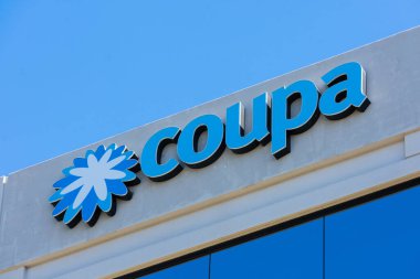 Coupa logosu ve imzası Silikon Vadisi 'ndeki Coupa Yazılım Kampüsü genel merkezinin tepesinde. - San Mateo, Kaliforniya, ABD - 2021