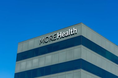 Silikon Vadisi 'ndeki sağlık teknolojisi ve hizmet merkezinin tepesinde daha fazla sağlık işareti var. - San Mateo, Kaliforniya, ABD - 2019