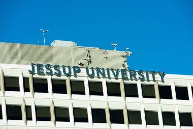 Jessup Üniversitesi özel bir Hıristiyan William Jessup Üniversitesi 'nin Silikon Vadisi kampüsünde imzası var - San Jose, Kaliforniya, ABD - 2021