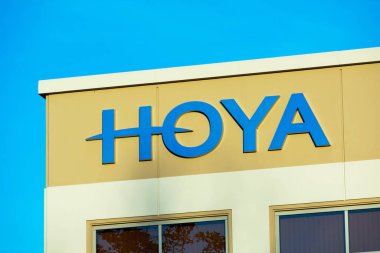 Hoya tabelası, Hoya Şirketi 'nin ön cephesinde logo optik ürünler üreten bir Japon şirketi. - Milpitas, California, ABD - 2021