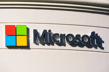 Silikon Vadisi 'ndeki şirket kampüsünün ön cephesinde Microsoft imzası ve logosu. Merkezi Redmond, Washington 'da bulunan şirket - Mountain View, California, ABD - 2019