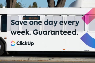 Otobüsün dış tarafındaki ClickUp reklamı marka farkındalığı yaratıyor. ClickUp kişiselleştirilebilir bir üretkenlik platformu. - San Jose, Kaliforniya, ABD - 2020