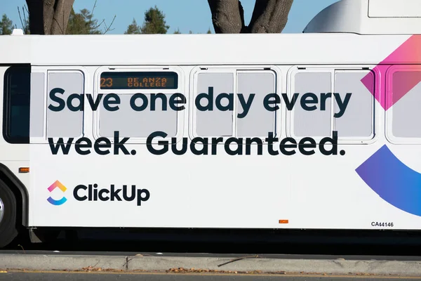 Clickup Anúncio Exterior Ônibus Está Construindo Consciência Marca Clickup Uma — Fotografia de Stock