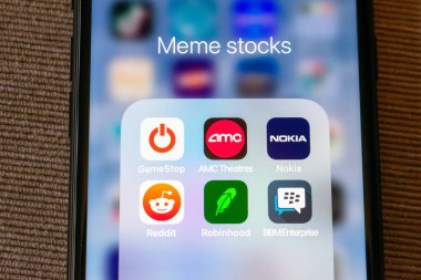 GameStop, AMC Theatres, Nokia, BlackBerry Enterprise, Reddit, Robinhood başvuru simgeleri akıllı telefondaki Meme Stokları klasöründe gruplandırıldı - San Jose, California, USA - 2021