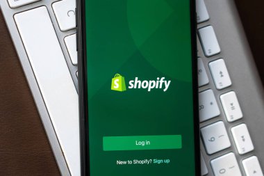 Shopify mobil uygulama giriş sayfası bir akıllı telefonda görüntülenir. Bilgisayar klavyesi - San Jose, CA, ABD - 2021