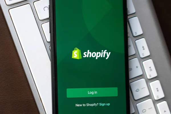 Shopify Mobile Application Login Seite Wird Auf Einem Smartphone Angezeigt — Stockfoto