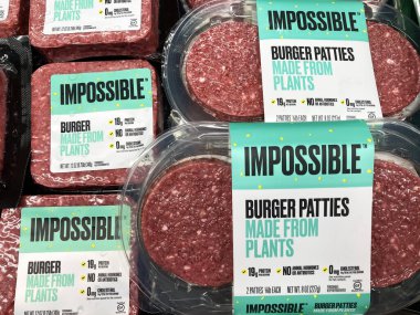 İmkansız Yiyecekler markası marketin et reyonunun buzdolabı bölümünde bulunan imkansız burgerlerden yapılmıştır - San Jose, California, ABD - 2021
