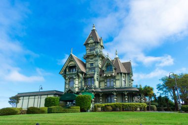 Carson Malikanesi dış görünüş. Bina, Eski Şehir 'de bulunan ve özel Ingomar Kulübü' ne ait tarihi bir Viktorya dönemi evi. - Eureka, Kaliforniya, ABD - 2021