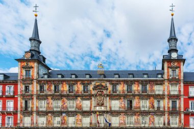 Tarihi Casa de la Panaderia 'nın dış cephe manzarası - Plaza Mayor' daki Pastane binası cephesi, Ana Meydan. - Madrid, İspanya - Eylül, 2019