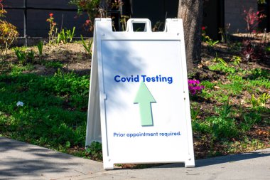 Kapsamlı test, bir okla daha önce yapılması gereken bir randevu ziyaretçileri koronavirüs test merkezine yönlendirir..