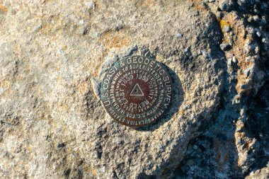 ABD kıyısı ve granit kayadaki jeodezik ölçüm kriterleri. - Point Reyes, Kaliforniya, ABD - 2021