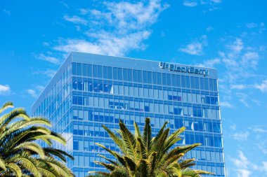 BlackBerry Limited kampüsündeki Blackberry tabelasının logosu. BlackBerry Ltd, BlackBerry akıllı telefonlarının eski geliştiricisi yazılım ve IOT üzerine uzmanlaşmış. - Irvine, California, ABD - 2021