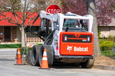 Vaşak S650 patinaj dümen yükleme makinesi yol onarım projesi sırasında konut sokağına park edilmiş. - San Jose, Kaliforniya, ABD - 2020