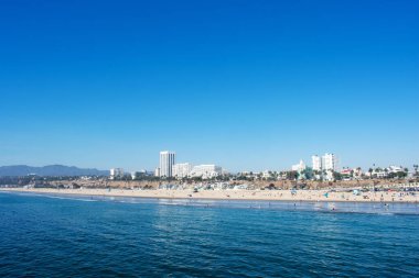 Santa Monica plajının manzarası ve Santa Monica rıhtımından şehrin silüeti. - Santa Monica, Kaliforniya, ABD - 2020