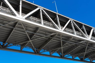 Güneşli bir günde güneşli bir günde San Francisco 'nun Oakland Bay Köprüsü' nün genişliğine bakıyorum.