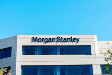 Morgan Stanley imzası, ofis binasının logosu. Morgan Stanley, çok uluslu bir yatırım bankası ve finans şirketi - San Jose, California, ABD - 2020