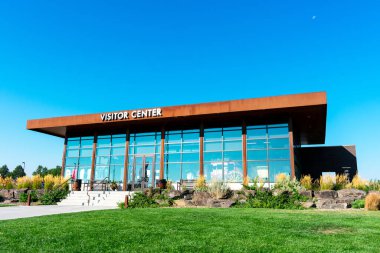 Mavi gökyüzünün altındaki Twin Falls Ziyaretçi Merkezi 'nin modern binasının dış görünüşü. - Twin Falls, Idaho, ABD - 2020