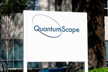 QuantumScape tabelası, elektrikli arabalar için katı lityum metal piller üreten bir Amerikan şirketinin genel merkezinde logo - San Jose, California, ABD - 2021