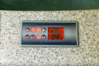 Aydınlatılmış jakuzi dijital kontrol ekranı su sıcaklığını 104 Fahrenheit gösteriyor