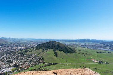 Güneşli bahar gününde Piskopos Tepesi 'nden Cerro San Luis Obispo dağına doğru havadan manzara