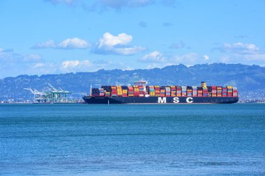 MSC Mirja konteynır gemisi tamamen renkli konteynırlarla dolu olarak San Francisco körfezine demir attı Oakland limanına yanaşmak için bekliyor - Oakland, California, ABD - 2021