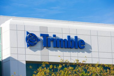 Trimble Inc. Karargahının dış kısmı. Trimble anket, inşaat, tarım, kamu güvenliği ve haritalama amaçları - Sunnyvale, California, ABD - 2021 için konumlandırma teknolojisi çözümleri geliştirir.