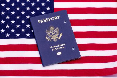 Amerika Birleşik Devletleri bayrağı üzerindeki Amerikan pasaportu iptal edildi. Pasaport kapakta iki delik açarak iptal edildi - San Jose, California, ABD - 2021