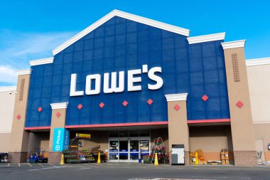Lowes mağaza cephesi, giriş ve dış cephe. Lowes, Sunnyvale, California, ABD - 2021 ABD 'de ev geliştirme alanında uzmanlaşmış bir perakende şirketi.